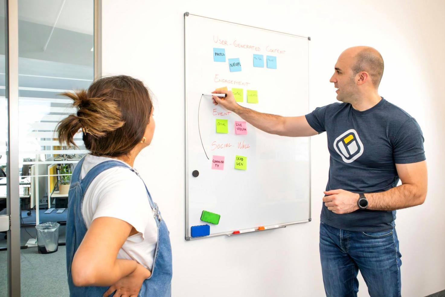 Menschen in einem Workshop-Setting, die gemeinsam an ihrer finanziellen Bildung arbeiten